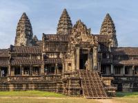 Torzugang zum oberen Gebäudeteil mit den drei zentralen Prasat - Angkor Wat - Kambodscha